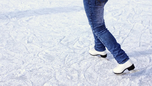 十几岁的女孩在冬天的溜冰场上旋转溜冰视频
