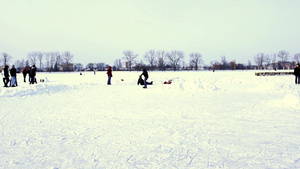 冬天女孩在冰冻湖面滑冰5秒视频