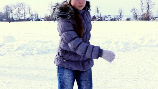 漂亮的十几岁的女孩在冬天结冰的湖边滑冰视频