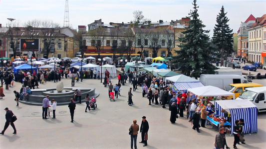 乌克兰伊万诺弗兰克夫斯基中心的国家传统博览会展上来来往往的游客视频