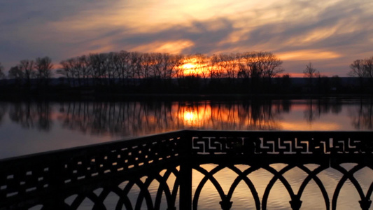 夕阳下的湖面风光视频