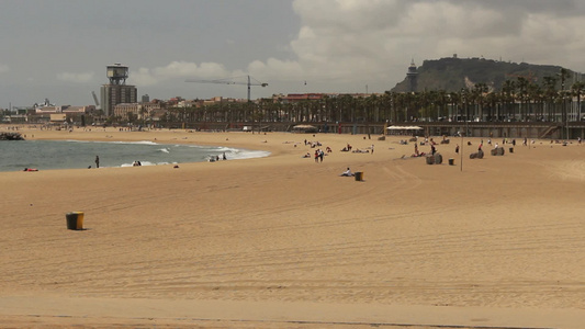 西班牙巴塞罗那的海滩风景视频