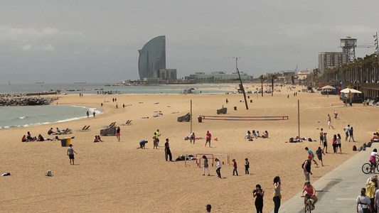 巴塞罗那海滩玩耍的游客[游玩]视频