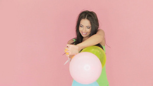美丽活泼的女人用剪刀戳破气球10秒视频