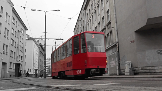 红色电车经过城市的中心街道视频