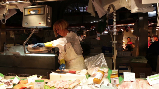西班牙巴塞罗那中央市场正在切鱼的女人视频