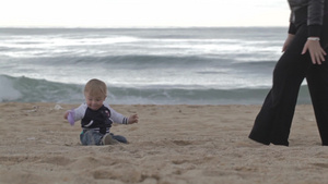 母亲陪儿子在海滩上玩耍30秒视频