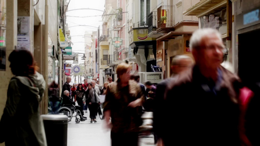 西班牙巴塞罗那一条繁忙的步行街[奔忙]视频