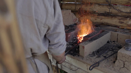 熔炼钢铁的传统工人[炼造]视频