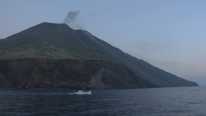 意大利海洋上的斯特朗博利火山的景观18秒视频