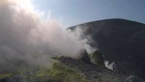 游客走在火山口的边缘19秒视频