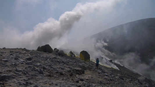 火山口边缘的烟雾视频