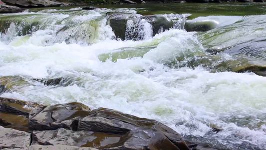 小瀑布和流淌的河水视频