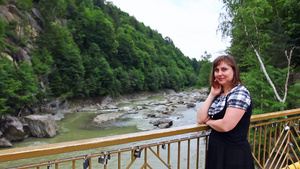 站在喀尔巴阡山桥上的女人9秒视频