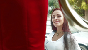 年轻迷人的女人兴奋地看着一家商店的橱窗里的服装12秒视频