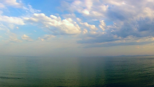 蓝天下平静的海面延时视频