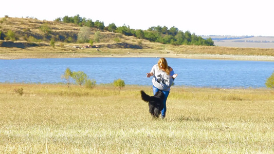 女孩和宠物狗在野外玩耍视频