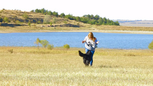 女孩和宠物狗在野外玩耍20秒视频
