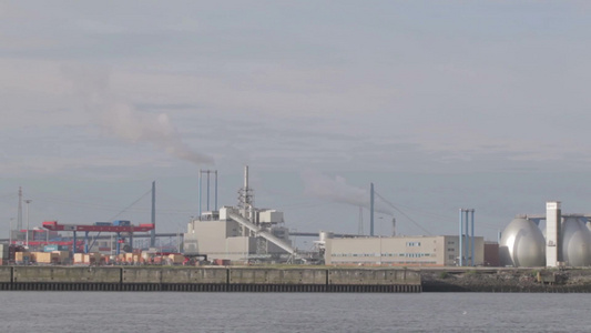 汉堡港的发电站排除烟雾视频