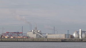 汉堡港的发电站排除烟雾10秒视频