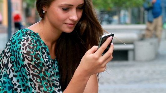 年轻女人使用手机聊天[二十多岁]视频