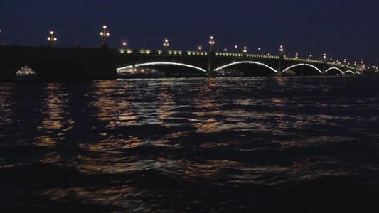 夜晚的圣彼得堡特罗茨基桥视频