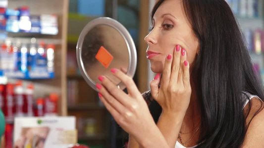 女性在试用美容护理产品视频
