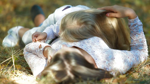 秋天年轻母女躺在公园里的草地上15秒视频