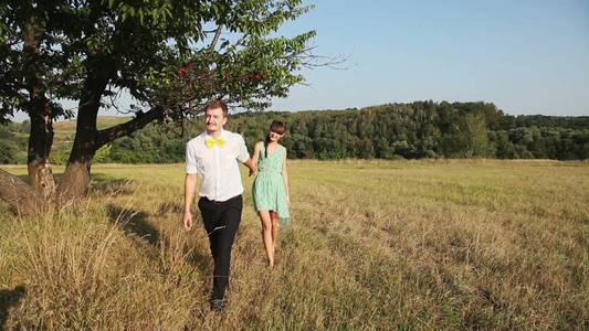 一对年轻的夫妇在户外散步[二十多岁]视频