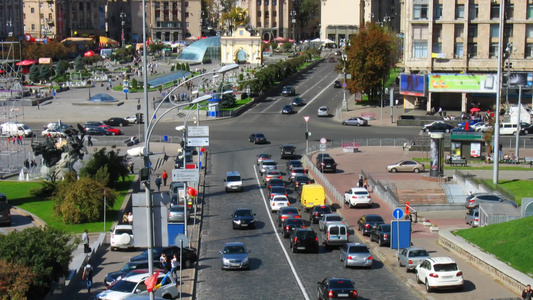 乌克兰基辅中心十字路口交通的延时视频