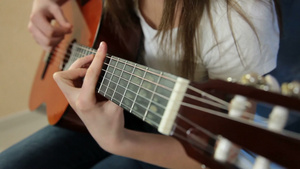 年轻女孩弹吉他特写18秒视频
