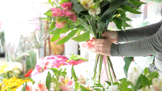 年轻的女性在花店制作花束视频