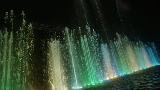 五颜六色的喷泉[花花绿绿]视频