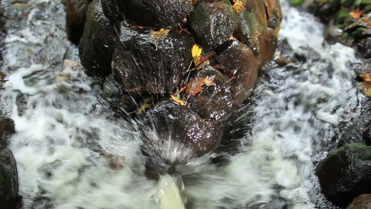 流水冲击岩石视频