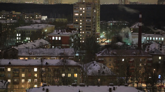 冬季夜晚莫斯科正在运转工作的工厂烟囱视频