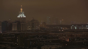 冬季夜间的莫斯科国立大学主楼16秒视频