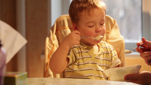 小男孩正在吃粥29秒视频