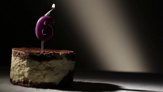 点燃提拉米苏蛋糕的蜡烛视频