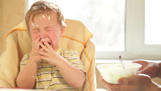 小男孩因为不想吃更多的谷类食品哭泣视频