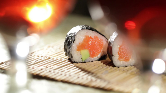 摆放寿司卷视频