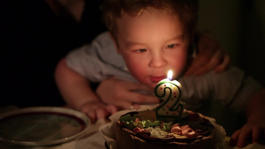 男孩2周岁生日在吹蛋糕里的蜡烛视频