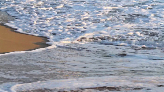 海浪冲刷着沙滩视频