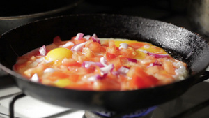 在平底锅里煎鸡蛋加入洋葱片16秒视频