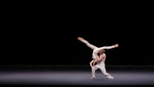 两位舞蹈艺术家在舞台上表演[精彩演出]视频