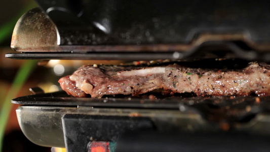 烧烤架上正在制作的烤肉视频