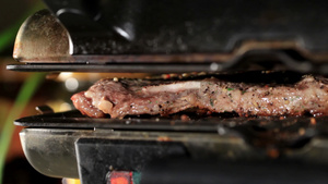 烧烤架上正在制作的烤肉18秒视频