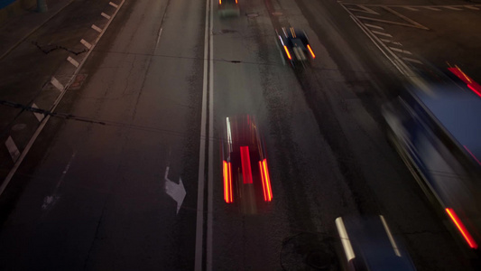 晚上的汽车交通的高角度模糊镜头[从纯]视频