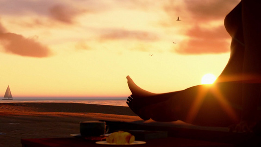 夕阳下一个女人坐在海边享受休闲时光[同享]视频