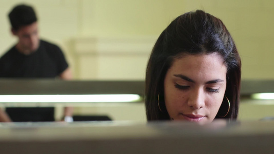 大学图书馆里的年轻女子在准备考试视频