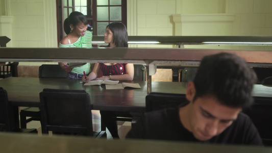 男女学生在大学图书馆学习和做作业视频